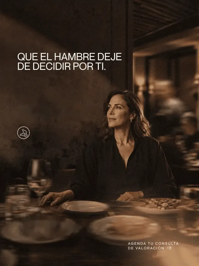 Mujer sentada a la mesa en un restaurante